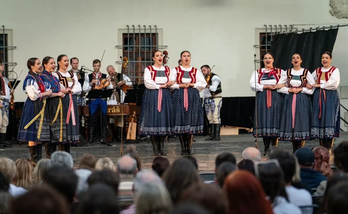 Zpěvačky a muzika VUS Ondráš v krojích na pódiu