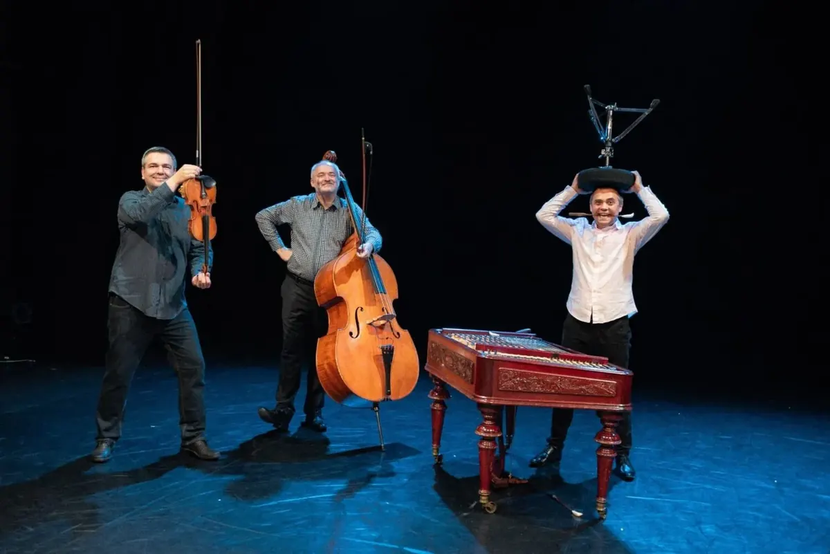 Pacora Trio na pódiu s houslemi, kontrabasem a cimbálem