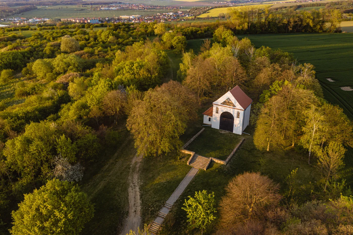 Kaple sv. Rocha mezi stromy z ptačí perspektivy