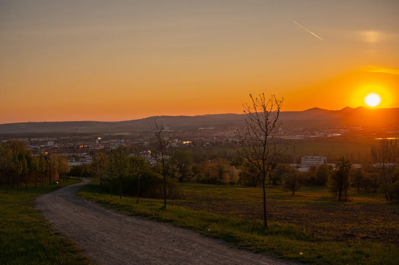 Západ slunce nad Uherským Hradištěm z cesty na Rochus